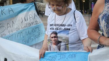 Familiares de los tripulantes del submarino argentino ARA San Juan, desaparecido en aguas del océano Atlántico, piden que no se olvide a sus 44 tripulantes.