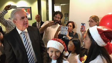 El alcalde Carlos Giménez recibió en su despacho a niños de familias indocumentadas. Los acompañan activista pro inmigrante