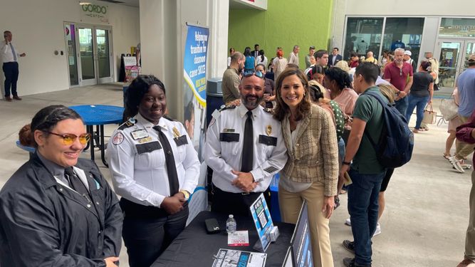 La Feria de Trabajo, organizada por la oficina de la congresista republicana María Elvira Salazar, contará con la participación de diversas empresas locales y nacionales, ofreciendo oportunidades en sectores clave.