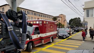 Unidades de la Policía, equipos de rescate y ambulancias llegaron este miércoles a las inmediaciones de la Balboa high School, en San Francisco, tras un presunto incidente con disparos.