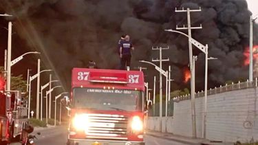 Un bombero muere por incendio en depósito de combustible en Colombia