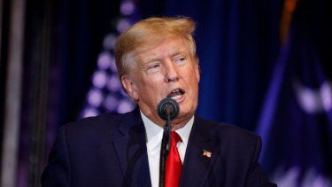 El expresidente Donald Trump habla a sus seguidores en New Hampshire.