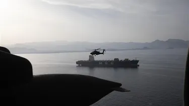 Helicópteros AH-64 Apaches sobrevuelan el Estrecho de Ormuz garantizando el tráfico de buques.&nbsp;