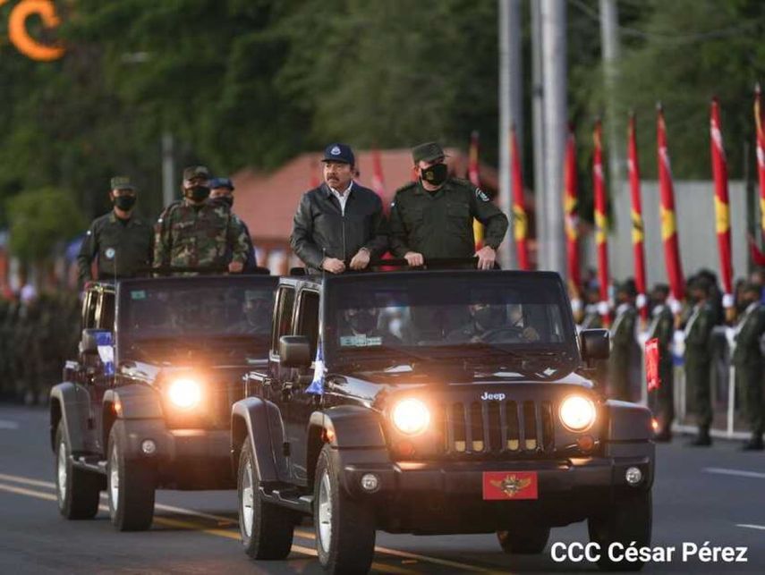 El dictador sandinista Daniel Ortega y el jefe del Ejército Julio César Áviles