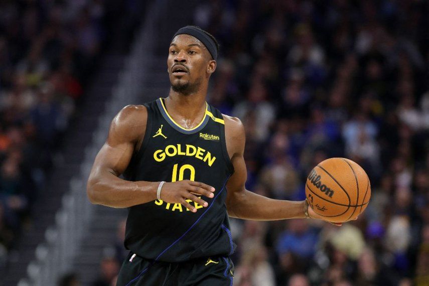 Jimmy Butler III #10 de los Golden State Warriors dribla el balón contra los Charlotte Hornets en el Chase Center el 25 de febrero de 2025 en San Francisco, California. El exjugador del Miami Heat no se aleja de los problemas vividos en Florida