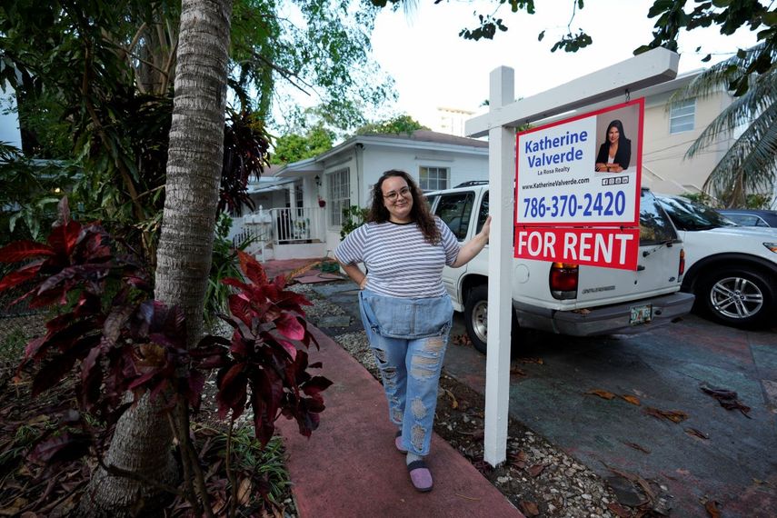 Krystal Guerra, de 32 años, posa para una fotografía afuera de su apartamento el sábado 12 de febrero de 2022 en Miami, el cual va a tener que dejar luego de que le subieron el alquiler.
