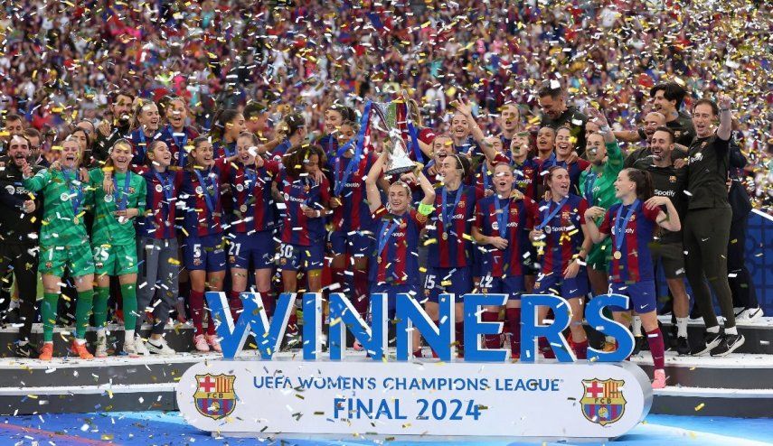 Las jugadoras del Barcelona celebran con el trofeo tras ganar la final de la UEFA Womens Champions League entre el FC Barcelona y el Olympique Lyonnais en el estadio de San Mamés de Bilbao el 25 de mayo de 2024.