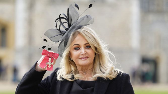 La cantante británica Gaynor Sullivan, también conocida como Bonnie Tyler, posa con su medalla tras ser nombrada Miembro de la Orden del Imperio Británico (MBE) durante una ceremonia de investidura en el Castillo de Windsor el 1 de febrero de 2023.