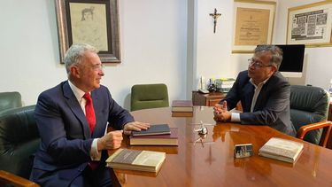 El expresidente Álvaro y Uribe y el presidente electo Guatavo Petro. 