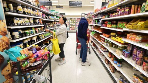 Consumidores observan los precios en la sección de alimentos de un supermercado en Rosemead, California.