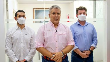 En esta foto difundida por la Presidencia de Colombia, habla el presidente Iván Duque, flanqueado por el ministro del Interior, Daniel Palacios, y el ministro de Defensa, Diego Molano, en Cúcuta, Colombia.