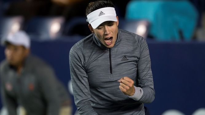 Garbiñe Muguruza festeja un tanto ante la rumana Elena Gabriela Ruse durante un partido del segundo día del Abierto de Tenis en Monterrey (México).