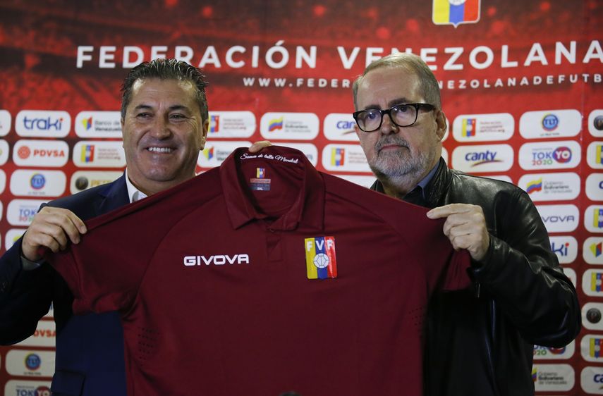 El técnico portugués José Peseiro (izquierda), nuevo técnico de la selección de Venezuela, exhibe la camiseta del equipo junto al presidente de la Federación Venezolana de Fútbol, Laureano González, durante una rueda de prensa en Caracas, el miércoles 5 de febrero de 2020.&nbsp;