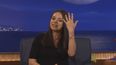 Mila Kunis durante su visita al show de Conan O´Brien. (YOUTUBE).