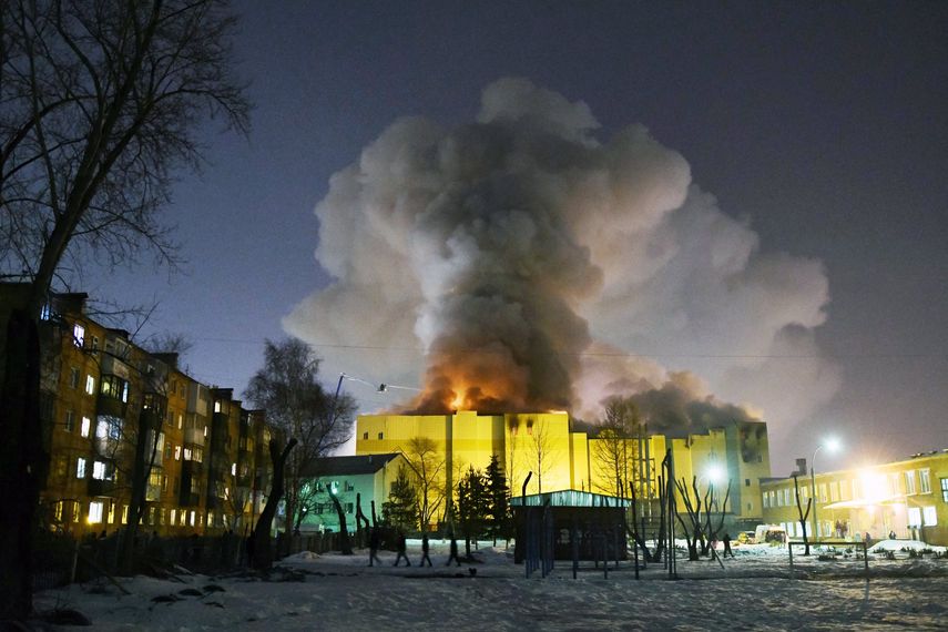 Una columna de humo se eleva sobre el centro comercial de la ciudad rusa de Kémerovo en el que se desató un&nbsp;incendio&nbsp;que ha dejado al menos 53 personas muertas, en Siberia,&nbsp;Rusia.&nbsp;