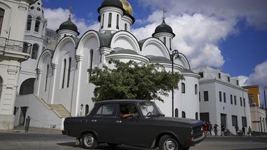 Un automóvil Moskvich antiguo de fabricación rusa pasa frente a la catedral ortodoxa rusa de Nuestra Señora de Kazán en La Habana, Cuba, el viernes 1 de abril de 2022.&nbsp;