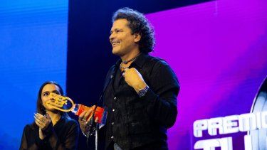 Carlos Vives recibe el premio Ícono Global Masculino en los Premios Tu Música Urbano Mix 2026.
