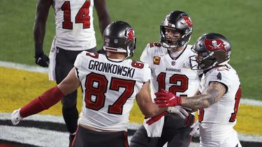 Rob Gronkowski (87) de los Tampa Bay Buccaneers celebra con Mike Evans (13) y el mariscal de campo Tom Brady (12) luego de que Gronkowski anotara un touchdown durante la primera mitad del juego de fútbol americano del Super Bowl 55 de la NFL contra los Kansas City Chiefs, el domingo 28 de febrero. 7 de octubre de 2021 en Tampa, Florida.