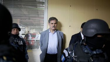 El exministro guatemalteco de Finanzas y presidente de&nbsp;Oxfam&nbsp;Internacional, el guatemalteco Juan Alberto Fuentes (c), capturado en Ciudad de Guatemala.