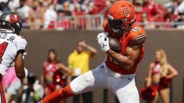 El entonces receptor de los Bears de Chicago, Chase Claypool, captura un pase de touchdown en un juego contra los Buccaneers de Tampa Bay, el 17 de septiembre de 2023.