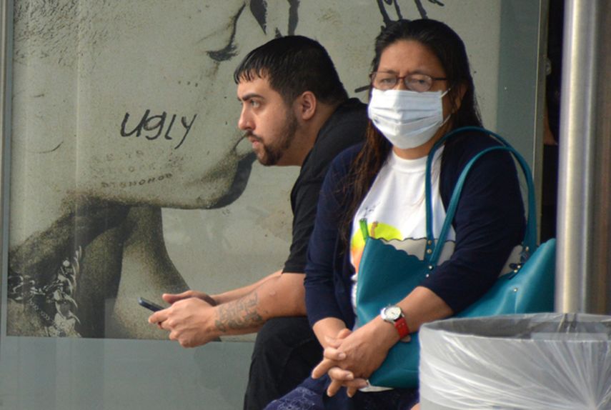 Cubrirse la nariz y la boca es recomendado por la autoridad sanitaria para combatir el contagio de coronavirus.