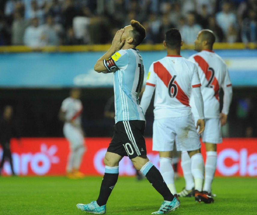 El astro argentino, Lionel Messi, no puede ocultar su preocupación tras el empate contra Perú (0-0).