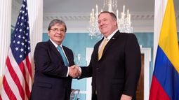 El secretario de Estado de Estados Unidos, Mike Pompeo, se reúne con el ministro colombiano de Exteriores, Carlos Holmes Trujillo, en el Departamento de Estado en Washington D.C 