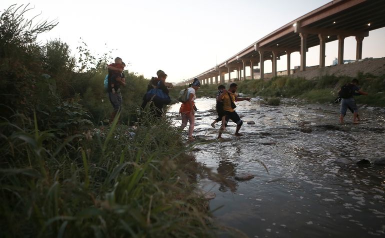 Migrantes venezolanos cruzan a pie el Río Grande en su camino hacia la frontera de Estados Unidos para entregarse a la patrulla fronteriza, desde Ciudad Juárez, México