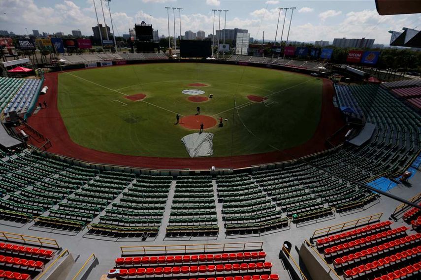 Obreros acondicionan el terreno del estadio Hiram Bithorn en San Juan, Puerto Rico, el viernes 31 de enero de 2020. El estadio es el escenario de la Serie del Caribe de b&eacute;isbol.&nbsp;