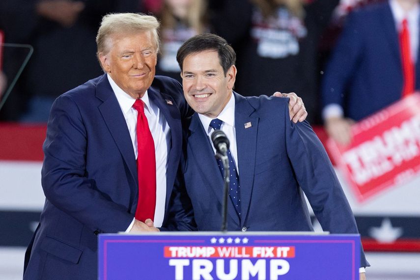 El expresidente Donald Trump abraza al senador cubanoamericano Marco Rubio.