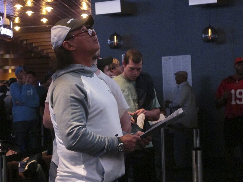 Aficionado se prepara para presentar una apuesta en el Ocean Casino Resort en Atlantic City, Nueva Jersey.