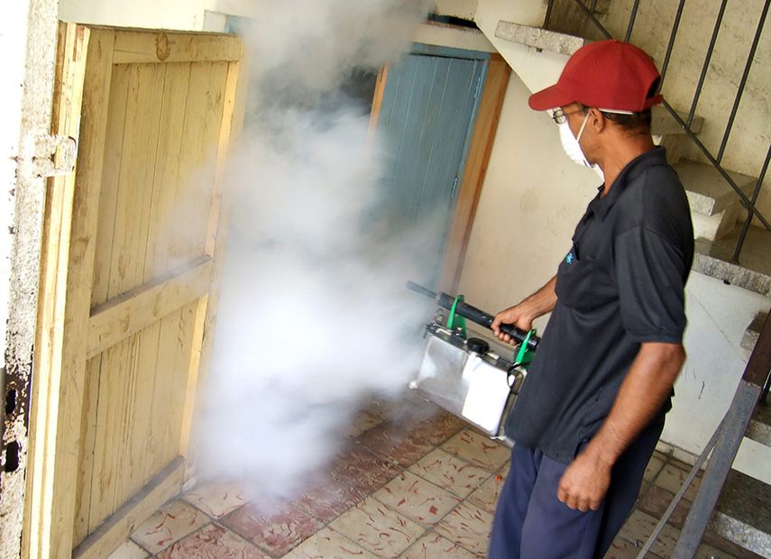 El penetrante olor del producto químico utilizado genera malestar entre los vecinos. (EFE)