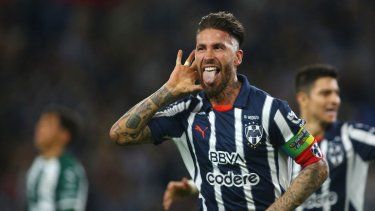 El defensa español de Monterrey, Sergio Ramos, celebra después de anotar el segundo gol de su equipo durante el partido de fútbol del Clausura de la Liga MX ante el Santos en el Estadio BBVA.