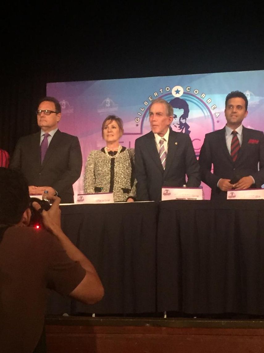 El animador en compañía de su esposa, Diana Núñez de Correa, el periodista Eduardo Rodríguez y el actual conductor de Súper Sábado Sensacional y vicepresidente de la fundación, Henrys Silva.&nbsp;