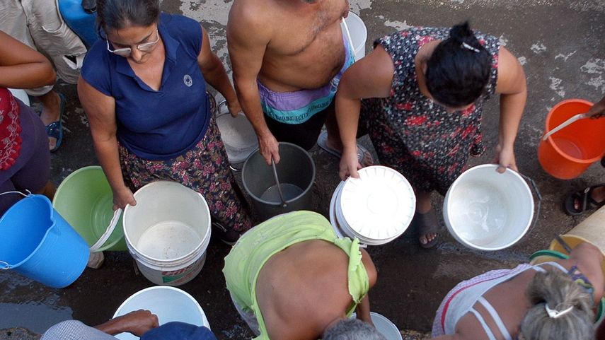 Fotografía de archivo de un grupo de residentes de La Habana con depósitos en las manos para colectar agua y llevarla a sus viviendas.