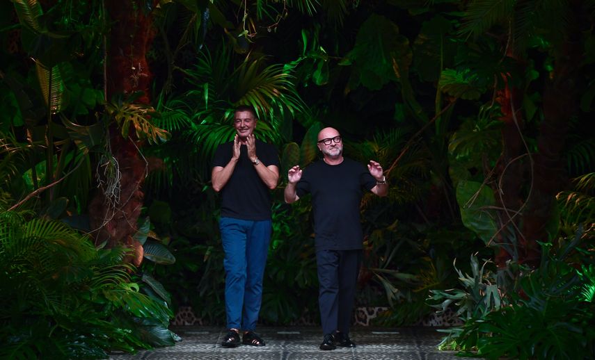 En esta foto de archivo tomada el 22 de septiembre de 2019, los diseñadores de moda italianos Stefano Gabbana (izq.) Y Domenico Dolce agradecen los aplausos luego de la presentación de su desfile de moda femenina Primavera Verano 2020 presentado en Milán. La crisis del coronavirus ha trastocado las normas del mundo de la moda, pero los diseñadores italianos creen que los ha impulsado a ser más inventivos.