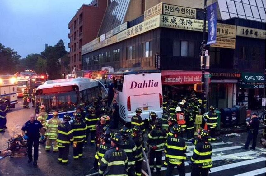 El incidente se produjo cuando un autobús de turismo impactó por la parte trasera a otro del transporte público en Nueva York.