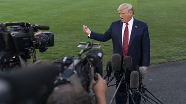 El presidente Donald Trump habla a los medios en los jardines de la Casa Blanca el 8 de septiembre de 2019.