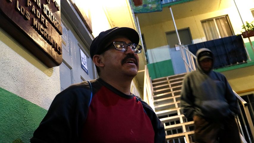 Manuel Reyes, deportado por Estados Unidos, aguarda en un albergue de migrantes de Tijuana para volver a cruzar la frontera.