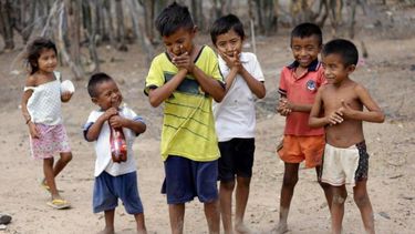 En esta fotografía de archivo del 10 de septiembre de 2015, niños de la comunidad indígena wayú juegan en Manaure, departamento de La Guajira, en el norte de Colombia. 