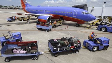 En esta fotografía del 19 de junio de 2014 se muestran maletas que serán colocadas en un avión Boeing 737 en el Aeropuerto Nacional Bill y Hillary Clinton en Little Rock, Arkansas, el 19 de junio de 2014.&nbsp;