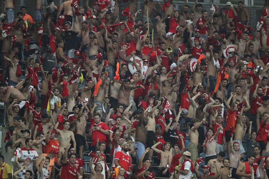 Hinchas del Internacional de Brasil alientan a su equipo antes de un partido de la Copa Libertadores ante el Gremio, su ac&eacute;rrimo rival de Porto Alegre, el jueves 12 de marzo de 2020&nbsp;