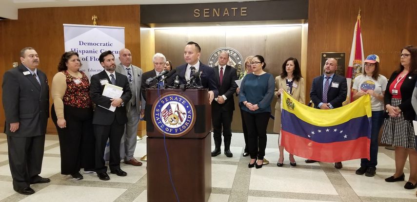 Rueda de prensa de la bancada hispana demócrata de Florida, en uno de los corredores del Senado en Tallahassee. Habla el representante&nbsp; Carlos Guillermo Smith