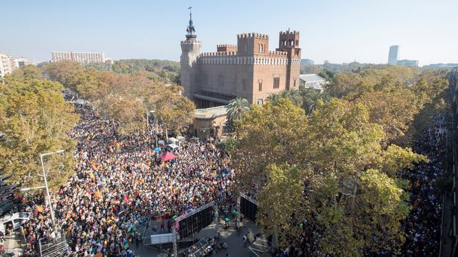 Unas 12.000 personas, según la Guardia Urbana, están concentradas rodeando el parque de la Ciudadela, donde se encuentra el Parlament, para seguir en directo el pleno de hoy a través de tres pantallas gigantes instaladas en el Paseo Pujades.&nbsp;