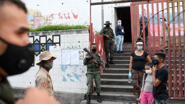 Fuerzas de seguridad vigilan un centro de votación durante las elecciones para elegir a los miembros de la Asamblea Nacional en Caracas, Venezuela, el domingo 6 de diciembre de 2020, unas elecciones caracterizadas por el abstencionismo. En la foto se observan custodios y funcionarios, pero no votantes.
