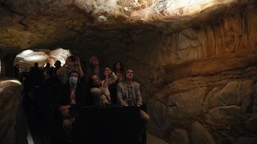 Periodistas en un recorrido por la réplica de la Gruta Cosquer en la Villa Mediterranee en Marsella, Francia.&nbsp;