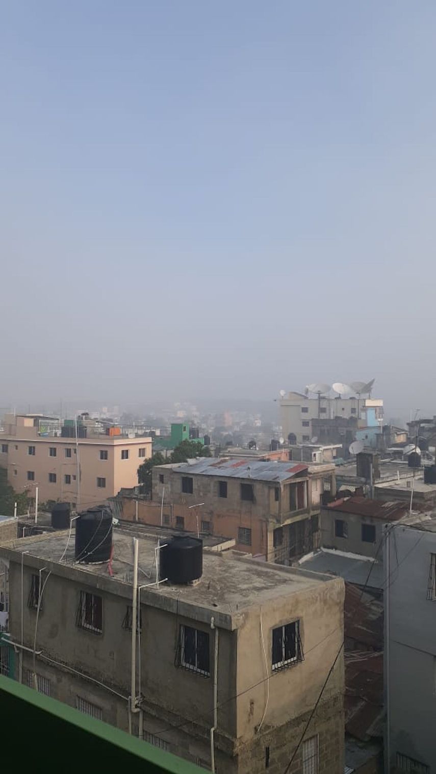 La foto recoge otra zona donde se puede observar la enorme capa de humo en Santo Domingo a horas de la ma&ntilde;ana de este s&aacute;bado.