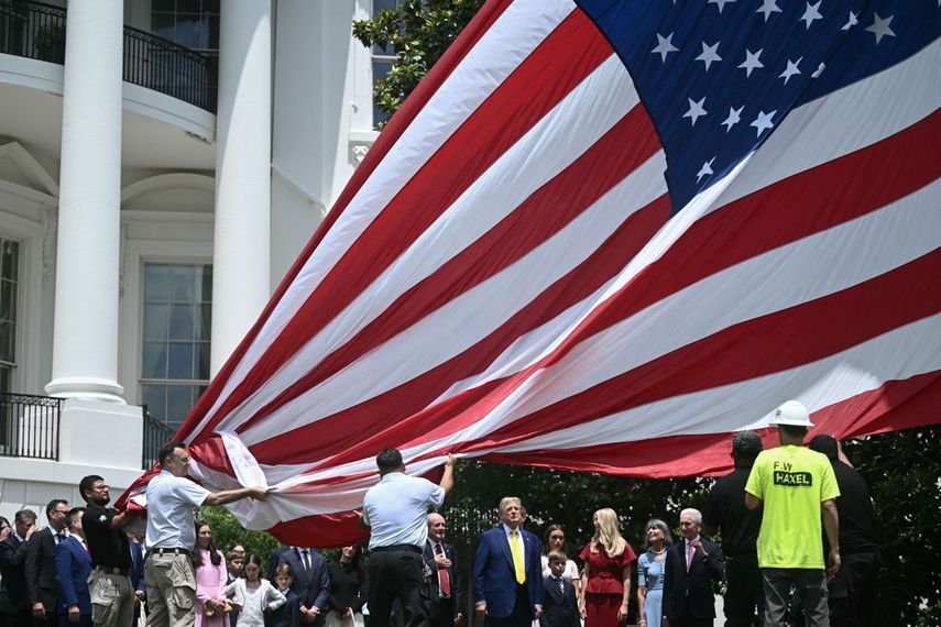 El presidente Donald Trump observa mientras se iza una bandera de EEUU en un mástil de bandera recién instalado en el Jardín Sur de la Casa Blanca en Washington, DC, el 18 de junio de 2025.