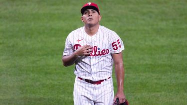 El venezolano Ranger Suárez, abridor de los Filis de Fildadelfia, camina hacia la cueva en el tercer juego de la Serie Mundial, ante los Astros de Houston, el martes 1 de noviembre de 2022&nbsp;