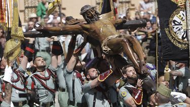 Los caballeros legionarios portan el Cristo de la Buena Muerte de Mena, en Málaga.